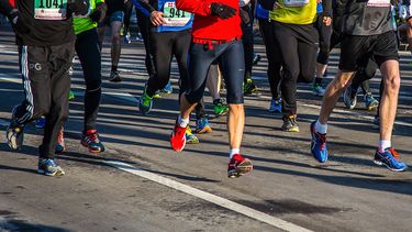 Miles de atletas y aficionados de carreras participan en el maratón.