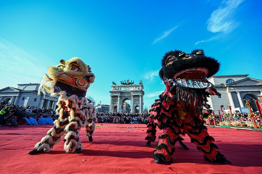 Los artistas participan en un desfile que celebra el Año Nuevo Lunar chino del Conejo, en el centro de Milán, Italia, el 22 de enero de 2023.
