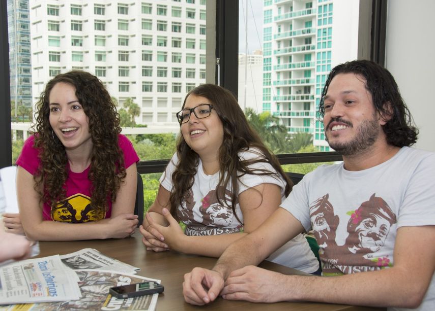 Alejandra Otero, Nadia María y Ron Chávez en la redacción de DIARIO LAS AMÉRICAS (Yender Hernández)