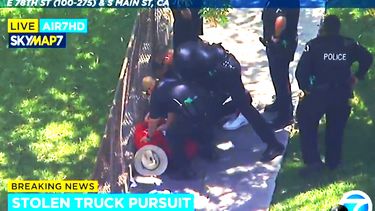 Imagen tomada de un video de KABC-TV del viernes 22 de mayo de 2020 de polic&iacute;as de Los &Aacute;ngeles sometiendo a un sospechoso despu&eacute;s de una persecuci&oacute;n que se extendi&oacute; kil&oacute;metros (millas) en las calles y autopistas del sur de California por el reporte de un robo de camioneta.