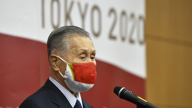 El presidente de Tokio 2020, Yoshiro Mori, ofrece un discurso tras el inicio de una sesión plenaria sobre los costos adicionales de demorar la cita olímpica por la pandemia del coronavirus, en Tokio, el 4 de diciembre de 2020.&nbsp;