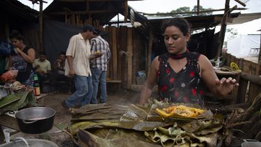 Una refugiada nicaragüense prepara nacatamal, un plato títpico de su país, durante la visita de una enviada de las Naciones Unidas a una comunidad campesina de refugiados nicaragüenses en Upala, al norte de Costa Rica, el 8 de febrero del 2020.