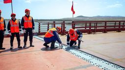 Esta imagen, distribuida por el Ministerio de Transportes de Rusia el 21 de abril de 2026, muestra una ceremonia que conmemora la conexión de las dos orillas del nuevo puente de carretera Rusia-Corea del Norte sobre el río Tumen, cuya inauguración está prevista para este verano. Esta imagen, distribuida por el Ministerio de Transportes de Rusia el 21 de abril de 2026, muestra una ceremonia que conmemora la conexión de las dos orillas del nuevo puente de carretera Rusia-Corea del Norte sobre el río Tumen, cuya inauguración está prevista para este verano.