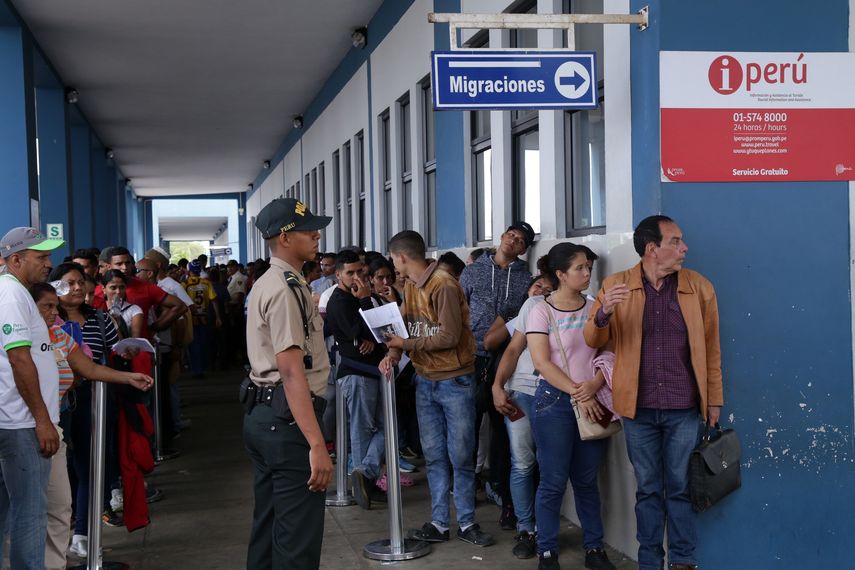 Según cifras brindadas a Efe por la Cancillería, el día de entrada en vigor de la visa humanitaria, el sábado pasado, se solicitaron en el Centro Binacional de Atención Fronteriza de Tumbes, situado en la frontera con Ecuador, un total de 3.753 solicitudes de refugio, que beneficiaron a 4.475 personas