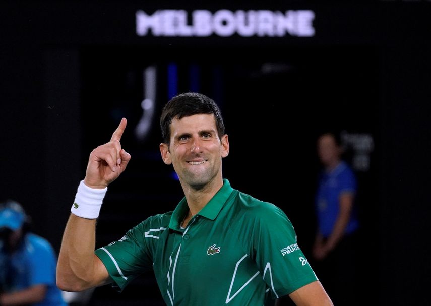 El serbio Novak Djokovic celebra tras vencer al suizo Roger Federer en su semifinal en el Abierto de Australia Melbourne el jueves, 30 de enero del 2020.