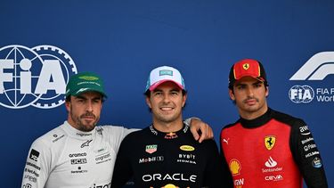 &nbsp;El piloto español de Aston Martin, Fernando Alonso, el piloto mexicano de Red Bull Racing, Sergio Pérez, y el piloto español de Ferrari, Carlos Sainz Jr., posan después de la sesión de clasificación para el Gran Premio de Fórmula Uno de Miami 2023
