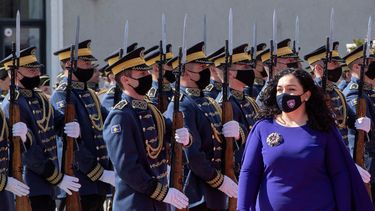 La flamante presidenta de Kosovo ,Vjosa Osmani-Sadriu, revista la Guardia de Honor durante la ceremonia de juramentación&nbsp;