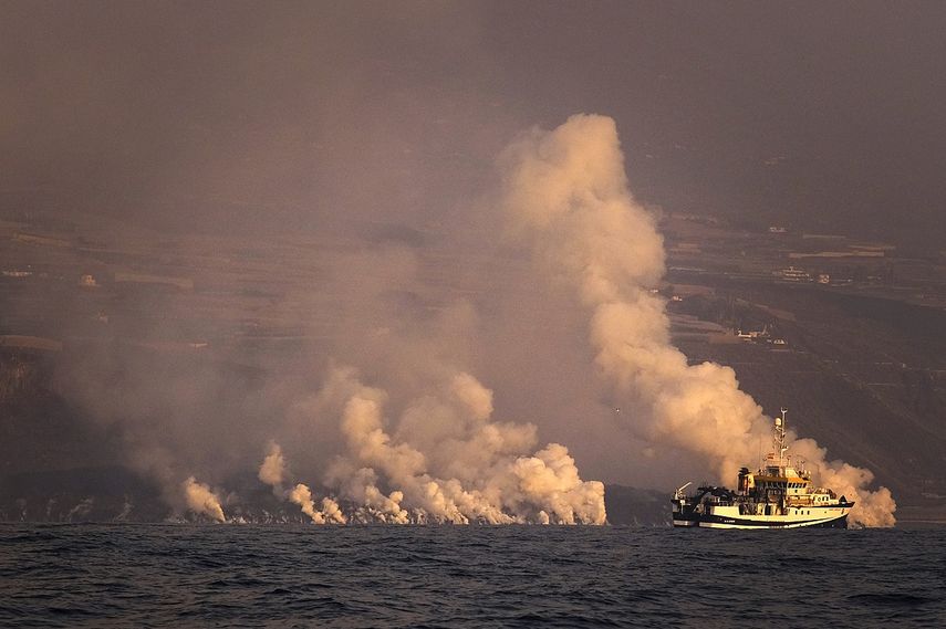 Una nube de gases rodea la lava del volcán en erupción en La Palma al entrar en contacto con el océano Atlántico, en La Palma, Islas Canarias, el 30 de septiembre de 2021.&nbsp;