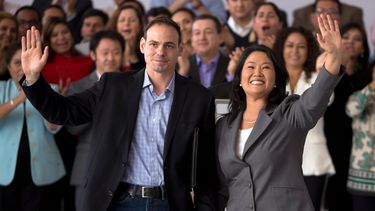 Keiko Fujimori saluda a la prensa después de aceptar la derrota en las elecciones presidenciales acompañada de su esposo Mark Villanella, en Lima, Perú, el 10 de junio de 2016. La Corte Suprema de Perú rechazó el jueves 23 de junio de 2022 retornar a prisión a Fujimori, investigada por presunto lavado de activos.