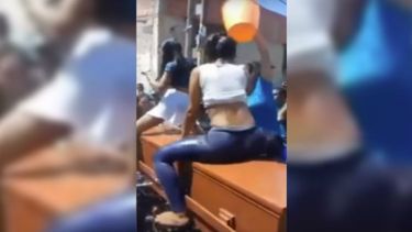 Lo más impresionante del material audiovisual que dura poco más de dos minutos, es ver a las chicas muy animadas bailando sugerentemente sobre el cadáver.