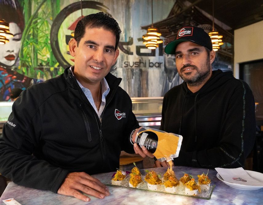 Los empresarios venezolano Jesús León y Jesús Meneses, propietarios de Sokai Sushi Bar, promueven nuevas salsas creadas por el chef del restaurante.&nbsp;
