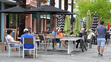 Unos cumplen las normas sanitarias pero muchos otros act&uacute;an como si nada sucediera.