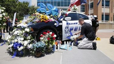 Cinco velas fueron encendidas en tributo a los policías de Dallas, Texas, asesinados en el ataque del pasado 7 de julio (EFE)  