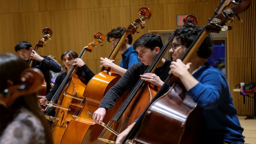 Jóvenes bajistas de la Sinfónica Juvenil de Nueva York actúan durante un ensayo el 15 de enero de 2023 en la ciudad de Nueva York.