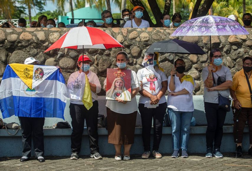 Fieles participan en una procesión a la catedral de Managua, Nicaragua, el sábado 13 de agosto de 2022.