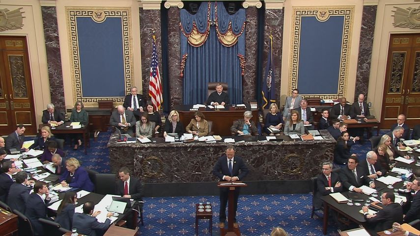 Vista de una sesi&oacute;n del Senado de EEUU durante la celebraci&oacute;n del juicio pol&iacute;tico al presidente Donald Trump el 3 de febrero de 2020.