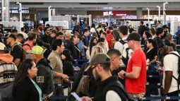 El 7 de noviembre de 2025, viajeros hacían fila en un control de seguridad del Aeropuerto Intercontinental George Bush en Houston, Texas. El 7 de noviembre de 2025, viajeros hacían fila en un control de seguridad del Aeropuerto Intercontinental George Bush en Houston, Texas.
