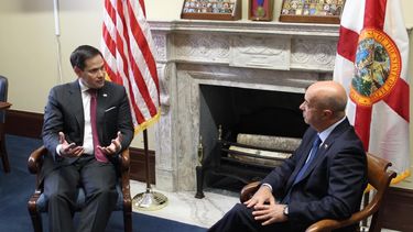 El senador Marco Rubio conversa con el comisario venezolano Ivan Simonovis.&nbsp;