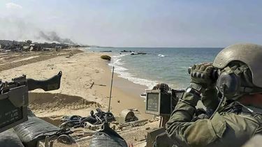 En esta fotografía, publicada por el ejército israelí, se muestra la entrada de tanques a la Franja de Gaza.