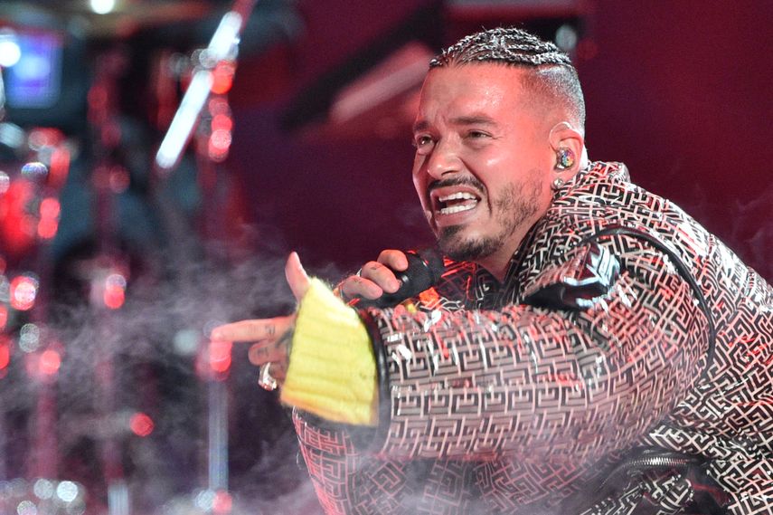 El cantante colombiano J Balvin se presenta en el escenario durante la grabación del concierto de recaudación de fondos Vax Live en el SoFi Stadium en Inglewood, California, el 2 de mayo de 2021.&nbsp;