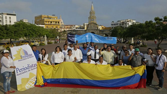 Un grupo de periodistas protesta en Cartagena de Indias contra el asesinato de dos colegas a manos de la disidencia de las FARC