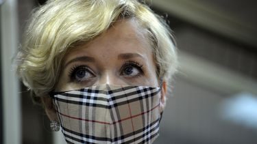 Anastasia Shevchenko, usando una mascarilla para prevenir el contagio de coronavirus, asiste a una audiencia judicial en Rostov del Don, Rusia, el jueves 18 de febrero de 2021.&nbsp;