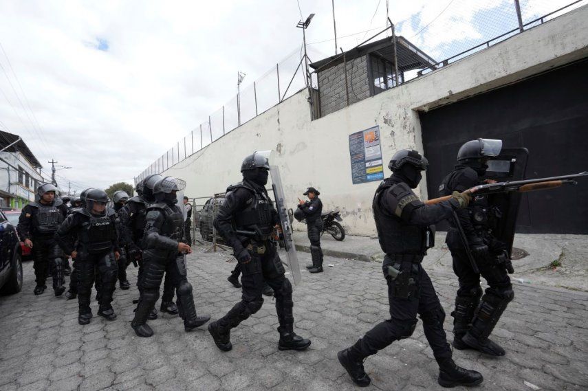 Policías y soldados se preparan para ingresar a la prisión El Inca donde se registran disturbios, en Quito, Ecuador, el lunes 8 de enero de 2024.
