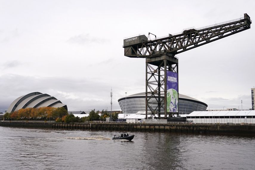 Un barco de la policía patrulla las aguas junto al Events Campus, el recinto de la cumbre climática COP26 de Naciones Unidas en Glasgow, Escocia, el domingo 31 de octubre de 2021.&nbsp;