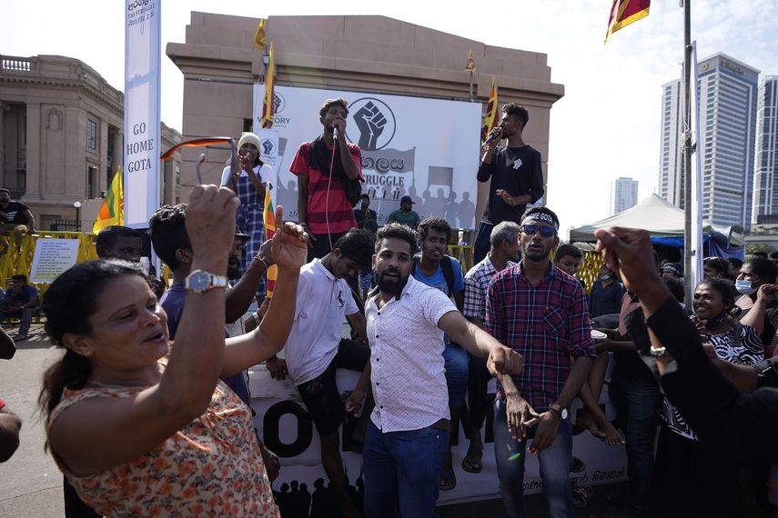 Manifestantes bailan y corean lemas contra el presidente, Gotabaya Rajapaksa, ante su oficina en Colombo, Sri Lanka, miércoles de 13 julio de 2022. El presidente de Sri Lanka huyó del país el miércoles, horas antes de que su renuncia se hiciera efectiva.&nbsp;