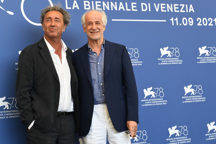 El director italiano Paolo Sorrentino (izquierda) y el actor italiano Toni Servillo asisten a un photocall de la película E stata La Mano di Dio&nbsp;(La mano de Dios) en el Festival de Cine de Venecia, el 2 de septiembre de 2021 en el Lido de Venecia.