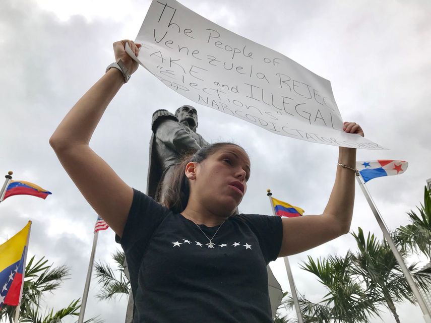 Una venezolana levanta un cartel en el que fija su pensamiento sobre las elecciones convocadas para antes del 30 de abril en su país.&nbsp;