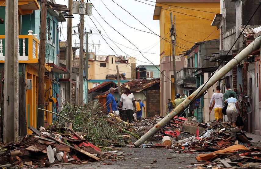 Cubanos caminan y ven lo que ha quedado, dos días después del paso del huracán&nbsp;
