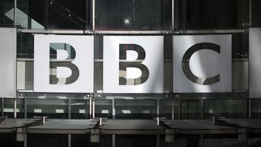 Una fotografía tomada el 6 de octubre de 2022 muestra el logotipo de la BBC en la entrada de la sede en Broadcasting House en el centro de Londres. Crecen denuncias contra presentador de BBC.