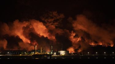 Colapsa otro tanque petrolero en voraz incendio en Cuba