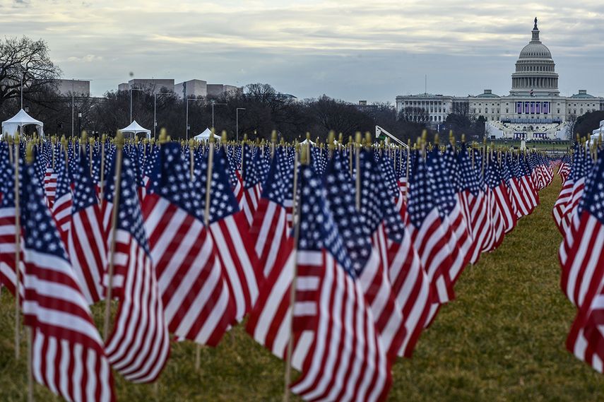 Más de 200.000 banderas, durante la juramentación de Joe Biden, desplegadas frente al Capitolio nacional, representan los miles de estadounidenses que usualmente acuden a presenciar la toma de posesión.