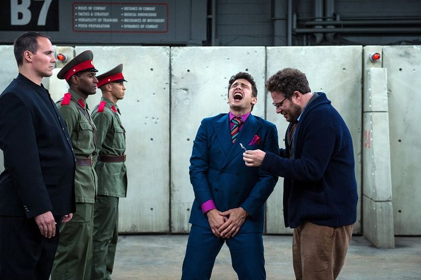 James Franco como Dave, centro, y Seth Rogen, derecha, como Aaron en una escena de The Interview de Columbia Pictures. (AP). 