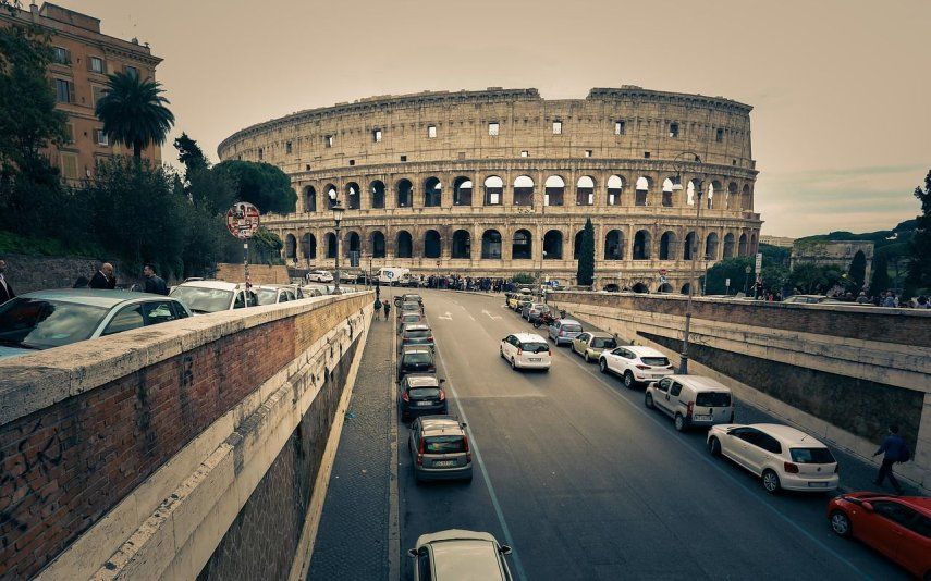 Vista de una calle en Roma que conduce hacia El Coliseo.&nbsp;