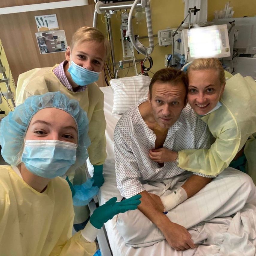 Imagen publicada el 15 de septiembre de 2020 en la cuenta de Instagram de @navalny, muestra al l&iacute;der de la oposici&oacute;n rusa Alexei Navalny posando para una foto con su familia en el hospital Charite de Berl&iacute;n.