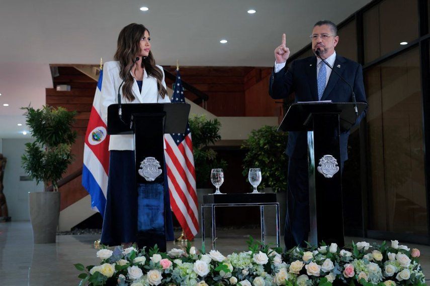 La secretaria de Seguridad Nacional de EE. UU., Kristi Noem (izq.), y el presidente de Costa Rica, Rodrigo Chaves Robles, ofrecen una conferencia de prensa en la Casa Presidencial el 25 de junio de 2025 en San José, Costa Rica. Noem viaja a varios países centroamericanos donde se reunirá con líderes políticos y conocerá los programas e instalaciones migratorias que el Departamento de Seguridad Nacional de EE. UU. respalda en la región.&nbsp;