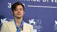 El cantante y actor británico Harry Styles posa durante una sesión de fotos para la película Dont Worry darling presentada fuera de competencia como parte del 79º Festival Internacional de Cine de Venecia en Lido di Venezia en Venecia, el 5 de septiembre de 2022. &nbsp;