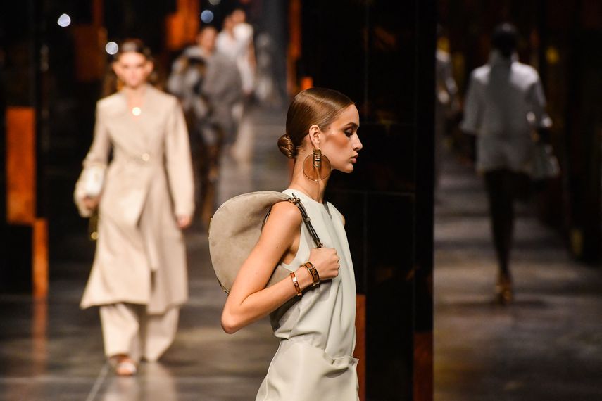 Una modelo luce una creación de Fendi como parte de la colección Mujer Primavera-Verano 2022 presentada durante la Semana de la Moda de Milán el 22 de septiembre de 2021.