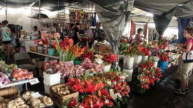 El Farmers Market en Hilo atrae a numerosos turistas.