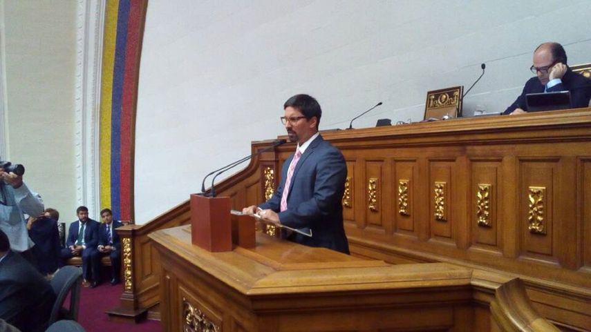El primer vicepresidente del Parlamento, Freddy Guevara, tomó la palabra para abrir el debate sobre la construcción de las garantías para la transición democrática.