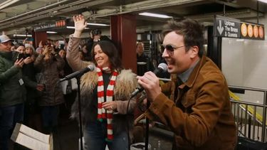 El gent&iacute;o se arremolin&oacute; de inmediato a su alrededor mientras interpretaban una versi&oacute;n de You oughta know, el cl&aacute;sico de 1995 incluido en el &aacute;lbum Jagged little pill de la canadiense.