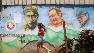 Vista de un mural que representa al exlíder guerrillero de las FARC-EP Marulanda, en las montañas del municipio de El Patia, departamento de Cauca, Colombia, el 5 de mayo de 2021