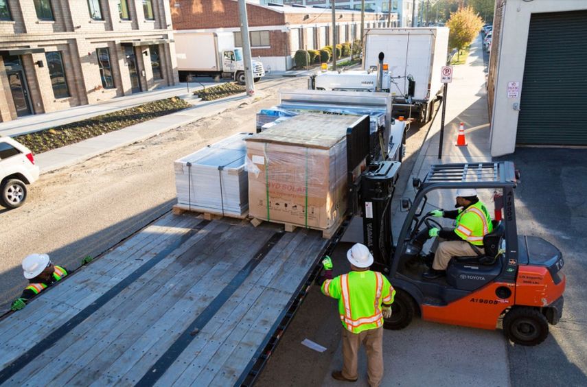 Empleados de Dominion Energy en Richmond, EEUU, cargan paneles solares con destino a la recuperación de la electricidad en Puerto Rico.