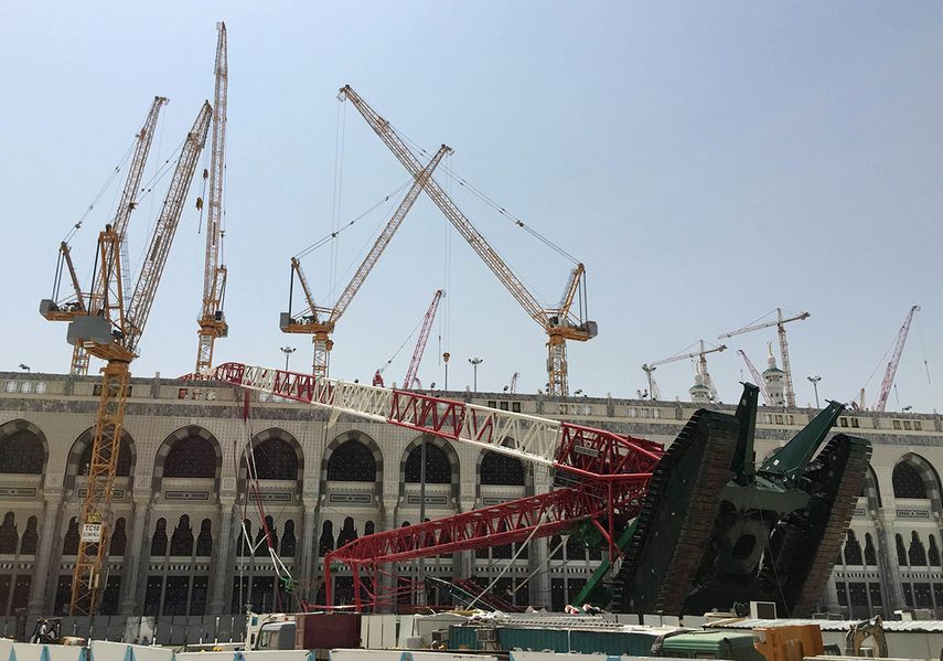 Una grúa de construcción que cayó en la Gran Mezquita de La Meca, Arabia Saudita. (REUTERS)