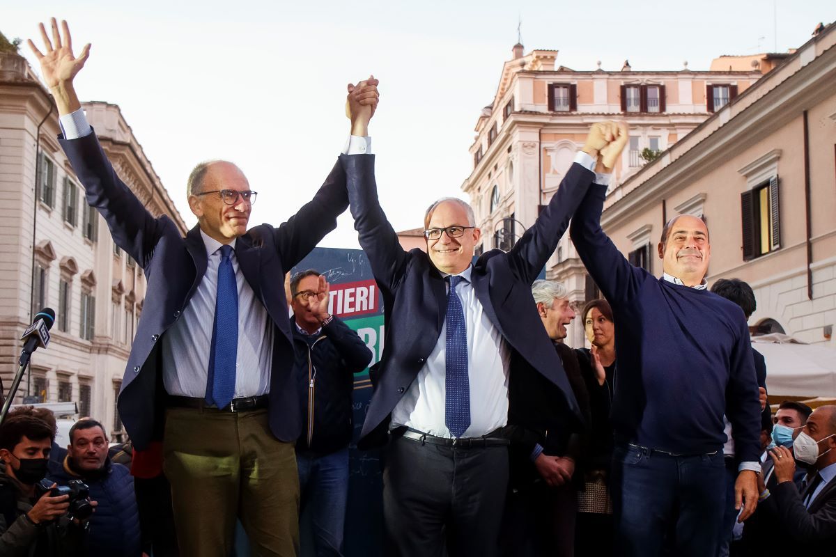 De izquierda a derecha, el líder del Partido Democrático, Enrico Letta; el alcalde electo de Roma, Roberto Gualtieri; y el presidente de la región de Lazio, Nicola Zingaretti, celebran el lunes 18 de octubre de 2021, en una plaza de Roma. De izquierda a derecha, el líder del Partido Democrático, Enrico Letta; el alcalde electo de Roma, Roberto Gualtieri; y el presidente de la región de Lazio, Nicola Zingaretti, celebran el lunes 18 de octubre de 2021, en una plaza de Roma.