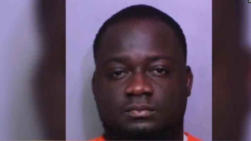 La policía lo acusa de negar ayuda a víctima de un crimen