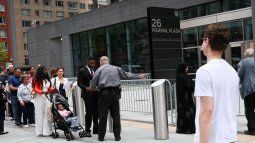 Personas hacen cola en espera para ingresar al tribunal de inmigración en el Edificio Federal Jacob Javits en Manhattan, en la ciudad de Nueva York. Personas hacen cola en espera para ingresar al tribunal de inmigración en el Edificio Federal Jacob Javits en Manhattan, en la ciudad de Nueva York.